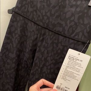 Lululemon winder under 25 in, size 4. Camo